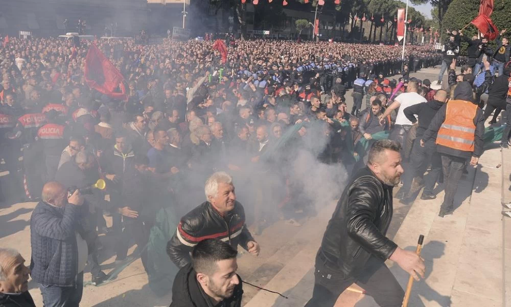Αλβανός καταδικάστηκε σε φυλάκιση επειδή έκαψε την τουρκική σημαία